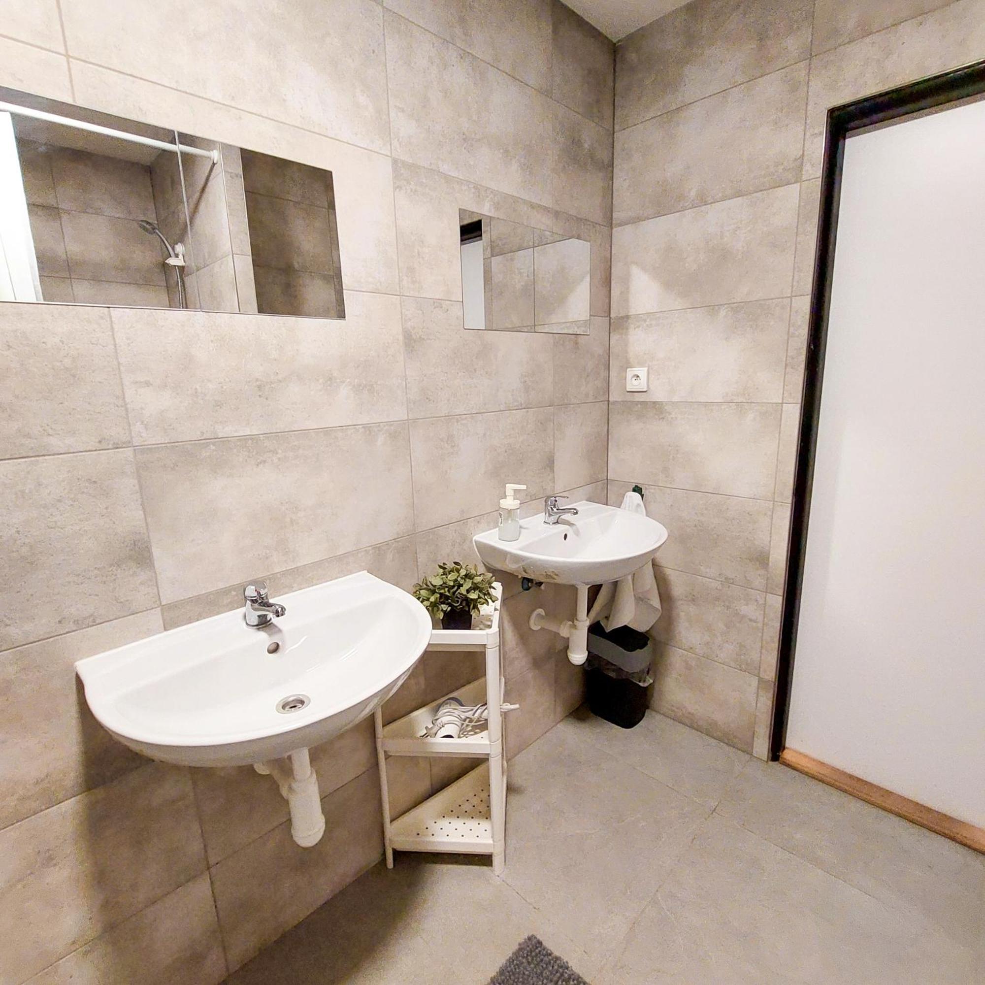 Simple For Two E4 * Prag